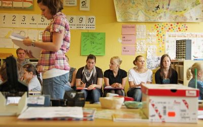 Photo 2 of a student teaching for the first time at a primary school: By Stiftung Universität Hildesheim